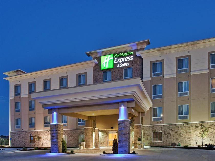 Holiday Inn Express & Suites North Topeka Exterior photo